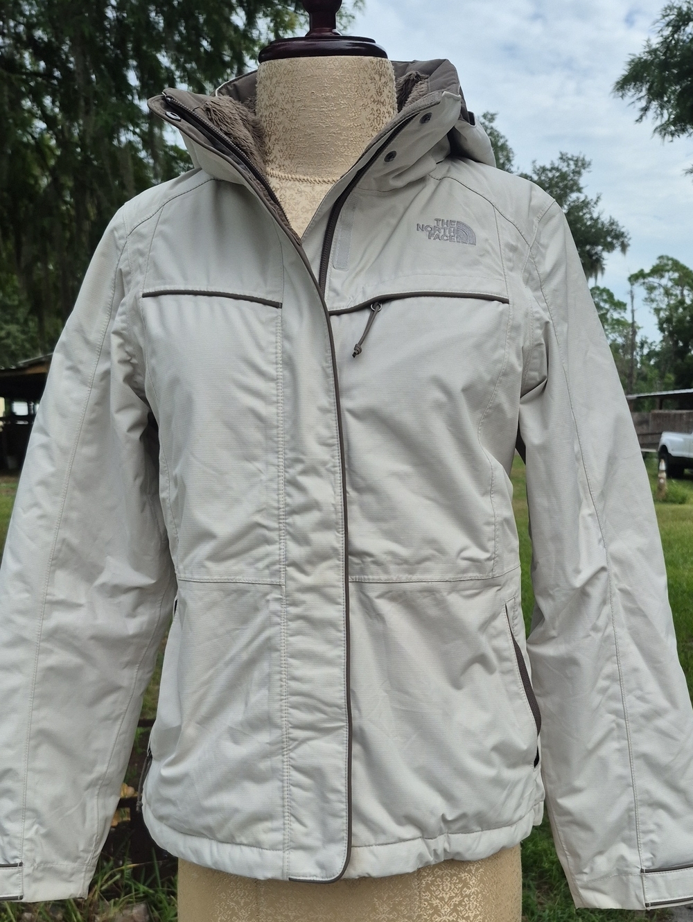 The North Face Ski Jacket With Romveable Hood Pockets Underarm Zips Beige Medium